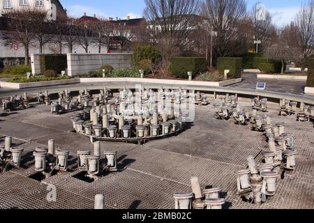 Wasserpumpe ohne Wasser - unter Wartung. Rohre, Leuchten und Pumpen. Park in Kopenhagen, Dänemark. Stockfoto