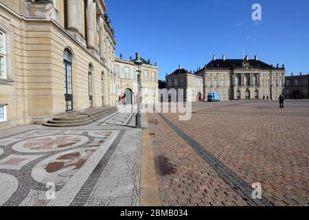 KOPENHAGEN, DÄNEMARK - 11. MÄRZ 2011: Besucher besuchen Amalienborg-Palast in Kopenhagen, Dänemark. Mit 1.3 ist sie die meistbesuchte Stadt in den nordischen Ländern Stockfoto