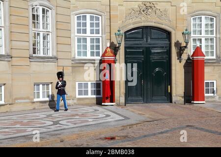 KOPENHAGEN, DÄNEMARK - 11. MÄRZ 2011: Wachposten patrouillieren den Innenhof des Amalienborg-Palastes in Kopenhagen, Dänemark. Copenhagen ist die Meistbesuchte Stadt Nordis Stockfoto