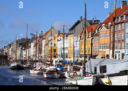 KOPENHAGEN, DÄNEMARK - 11. MÄRZ 2011: Menschen besuchen Nyhavn Bezirk in Kopenhagen, Dänemark. Copenhagen ist die am meisten besuchte Stadt in den nordischen Ländern wi Stockfoto