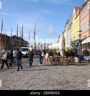 Kopenhagen - 11. März: Touristen in Nyhavn Straße am 11. März in Kopenhagen, Dänemark 2011. Nyhavn Straße ist die kultigsten Teil von Kopenhagen, Population Stockfoto