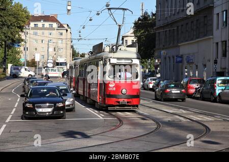 WIEN, ÖSTERREICH - 6. SEPTEMBER 2011: Menschen fahren in Wien mit der Straßenbahn. Mit 172 km Gesamtlänge gehört das Straßenbahnnetz der Wiener Straßenbahn zu den größten der Welt. 2009