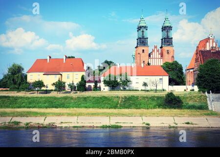 Posen, Polen - Stadtarchitektur. Stadtbild mit dem Dom und der Warta. Cross-PROCESSED Farbton - Retro-Stil gefiltertes Bild. Stockfoto