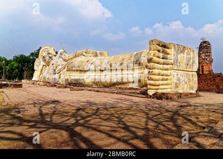 Liegender Buddha im Wat Lokayasutharam Tempel im Ayuthaya Historical Park, UNESCO Weltkulturerbe, Thailand - 21. Januar 2020 Stockfoto