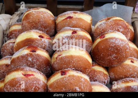 Englische Donuts (Donuts) auf dem London Spitalfields Market. Stockfoto