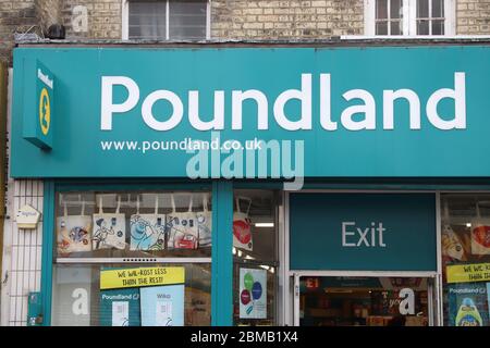 LONDON, Großbritannien - 13. JULI 2019: Poundland Discounter in London, Großbritannien. Poundland ist eine britische Varieté-Kette mit 450 Standorten. Stockfoto