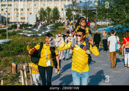 Moskau, Russland - 16. JULI 2018: Familie kolumbianischer Fußballfans macht einen Spaziergang im Zaryadye Park. FIFA Fußball-Weltmeisterschaft Stockfoto