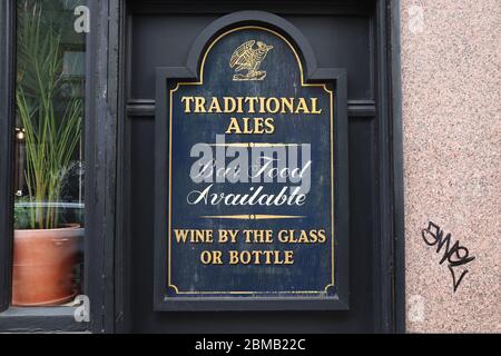 LONDON, Großbritannien - 13. JULI 2019: Melden Sie sich in einem typischen Londoner Pub an. Es gibt mehr als 7,000 Pubs in London. Stockfoto