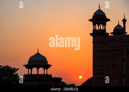 Sonnenuntergang über dem westlichen Tor zum Taj Mahal, Agra, Indien Stockfoto