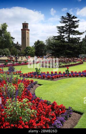 KEW, UK - 15. JULI 2019: die Menschen besuchen den Kew Gardens in London. Royal Botanic Gardens sind als UNESCO-Welterbe. Stockfoto