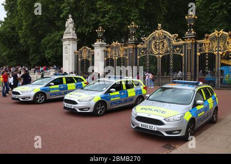 LONDON, Großbritannien - 15. JULI 2019: Polizei Ford Focus Autos vor dem Buckingham Palace, London. Metropolitan Police Service hat 31,000 Polizisten in Gr Stockfoto