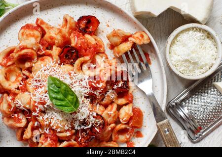 süditalienische Pasta Orecchiette mit Tomatensauce und Cacioricotta-Käse Draufsicht Stockfoto