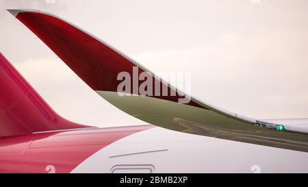 Glasgow, Großbritannien. Bis 25. August 2019. Im Bild: Virgin Atlantic Airbus A350-1000 Flugzeug am Glasgow International Airport für Pilotenausbildung gesehen. Virgin's brandneuer Jumbo Jet bietet einen erstaunlichen neuen "Loft" sozialen Raum mit Sofas in der Business-Klasse, und passend geschmückt durch die Registrierung G-VLUX. Das gesamte Flugzeug wird auch Zugang zu Highspeed-WLAN haben. Virgin Atlantic hat insgesamt 12 Airbus A350-1000 bestellt. Sie alle sollen bis 2021 in die Flotte aufgenommen werden, und zwar in einem Auftragsvolumen von geschätzten 4.4 Milliarden US-Dollar (3.36 Milliarden US£). Quelle: Colin Fisher/Alamy Live News. Stockfoto