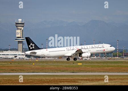 TC-JRB Turkish Airlines Airbus A321-231 in Malpensa (MXP / LIMC), Mailand, Italien Stockfoto