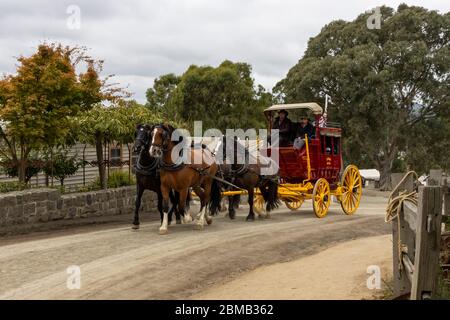 Ballarat, Australien - 7. März 2020: Eine altmodische Pferdekutsche in der nachgebauten Goldgräberstadt Sovereign Hill. Stockfoto