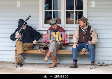 Ballarat, Australien - 7. März 2020: Ein Trio von Straßenmusikern in der nachgebildeten Goldgräberstadt Sovereign Hill. Stockfoto