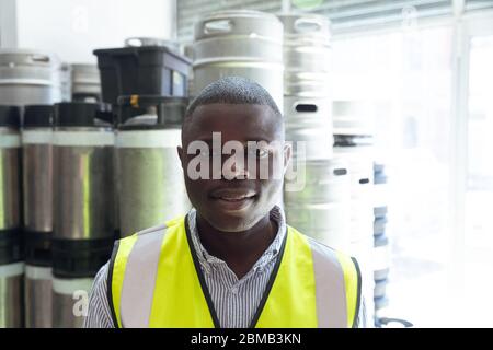 Porträt eines afroamerikanischen Arbeitermanns in einer Brauerei Stockfoto
