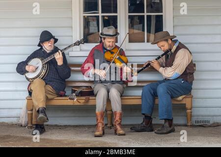 Ballarat, Australien - 7. März 2020: Ein Trio von Straßenmusikern in der nachgebildeten Goldgräberstadt Sovereign Hill. Stockfoto