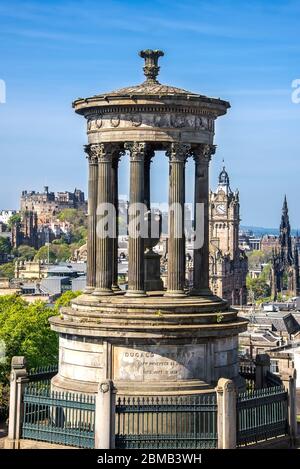 Das 1831 erbaute Dugald Stewart Monument ist ein Denkmal für den schottischen Philosophen Dugald Stewart und liegt auf Calton Hill mit Blick auf die Stadt E. Stockfoto