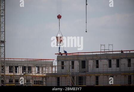 Berlin, Deutschland. Mai 2020. Bauarbeiter arbeiten auf einer Baustelle. Kredit: Christophe Gateau/dpa/Alamy Live News Stockfoto