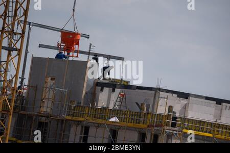 Berlin, Deutschland. Mai 2020. Bauarbeiter arbeiten auf einer Baustelle. Kredit: Christophe Gateau/dpa/Alamy Live News Stockfoto