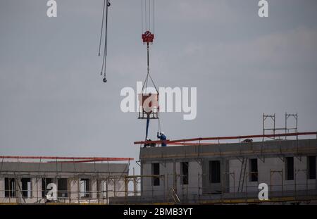 Berlin, Deutschland. Mai 2020. Bauarbeiter arbeiten auf einer Baustelle. Kredit: Christophe Gateau/dpa/Alamy Live News Stockfoto