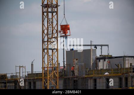 Berlin, Deutschland. Mai 2020. Bauarbeiter arbeiten auf einer Baustelle. Kredit: Christophe Gateau/dpa/Alamy Live News Stockfoto