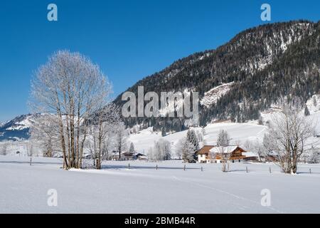 Wunderschöne Winterlandschaft mit traditioneller Berghütte in den Alpen. Leogang, Tirol, Österreich Stockfoto