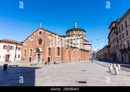 Mailand, Italien - 29. APRIL 2020: Blick auf die Kirche und das Kloster der Heiligen Maria von Gnade während der Sperrung der Coronavirus-Pandemie Stockfoto