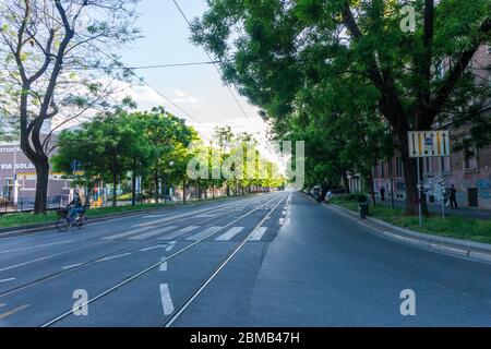 Mailand, Italien - 29. APRIL 2020: Blick auf die Solari Straße vom Rosario Platz während der Sperrung der Coronavirus Pandemie Stockfoto