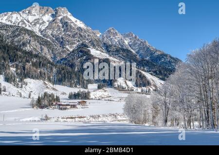 Wunderschöne Winterlandschaft mit traditioneller Berghütte in den Alpen. Leogang, Tirol, Österreich Stockfoto
