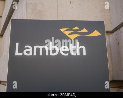 LONDON - Lambeth London Borough Council Schild und Logo vor dem Rathaus in Brixton, Südwesten von London Stockfoto