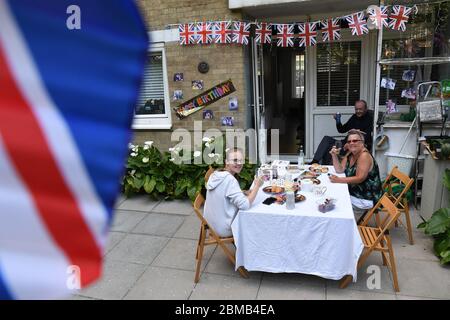 Linda Deakin, Bob Deakin und Bobbie Deakin (links) genießen ein Mittagessen in ihrem Garten in Kennington, London, um den 75. Jahrestag des Endes der Zweiten Welt in Europa zu feiern, Tribut an Helden aus Vergangenheit und Gegenwart zu zahlen und Lindas Geburtstag zu feiern. Stockfoto