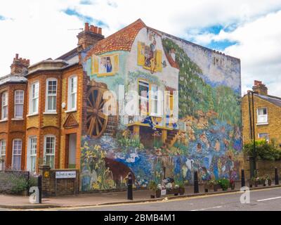 London - schönes Wandgemälde an der Seite von Wohnhäusern in Brixton Stockfoto