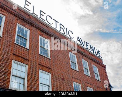 LONDON - Electric Avenue Neonschild am Rande der Brixton Road. Eine berühmte Einkaufsstraße in diesem lebhaften Teil des Südwestens von London Stockfoto