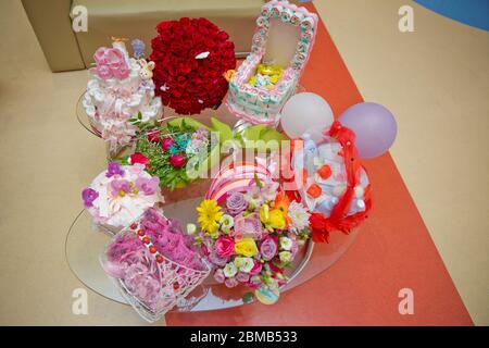 Großer Strauß von hundert großen roten Rosen Blumen. Der Griff des Verlobungskorbes rot. Ein Blumenstrauß von hundert roten Rosen. Stockfoto