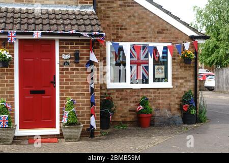 Bicester, Großbritannien. Freitag, 8. Mai 2020 Einwohner von Bicester zeigen Flaggen und Ahnen zu Ehren des 75. Jahrestages des VE-Tages. Credit Bridget Catterall/ Alamy Live News Stockfoto