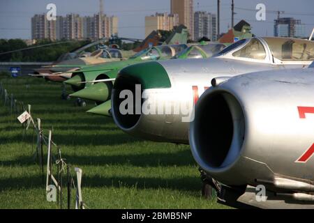 Ansicht der MiGs, die in der Reihe am ukrainischen Luftfahrtmuseum geparkt sind - MiG-19 und MiG-17 im Vordergrund, MiG-21, MiG-23 und MiG-27 im Hintergrund Stockfoto