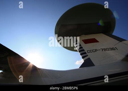 Rotierende Radarkuppel (Rotodome) auf dem vertikalen Stabilisator des Antonov an-71 "madcap" Sowjetische AWACS im Ukraine Staatlichen Luftfahrtmuseum Zhulyany Stockfoto