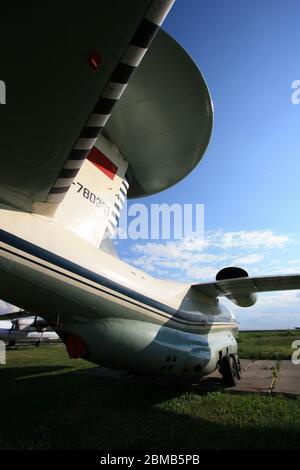 Die Radarkuppel (Rotodome) auf dem vertikalen Stabilisator des Antonov an-71 "madcap" Sowjetischen AWACS im Zhulyany Staatlichen Luftfahrtmuseum der Ukraine Stockfoto