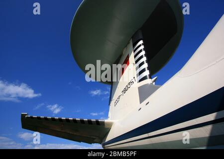 Rotierende Radarkuppel (Rotodome) auf dem vertikalen Stabilisator des Antonov an-71 "madcap" Sowjetische AWACS im Ukraine Staatlichen Luftfahrtmuseum Zhulyany Stockfoto