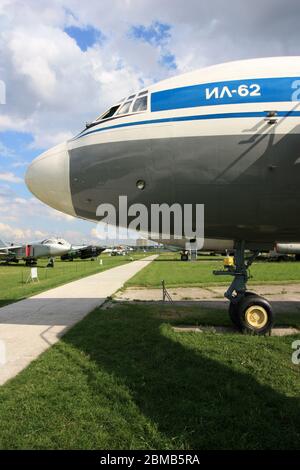 Außenansicht eines alten Iljuschin Il-62 'Classic' Langbahn-Jetliners in Aeroflot Lackierung im Zhulyany Staatlichen Luftfahrtmuseum der Ukraine Stockfoto