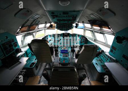 Innenansicht des Cockpits eines alten Iljuschin Il-62 'Classic' Langzeit-Schmalkörper-Jetliners im Zhulyany Staatlichen Luftfahrtmuseum der Ukraine Stockfoto