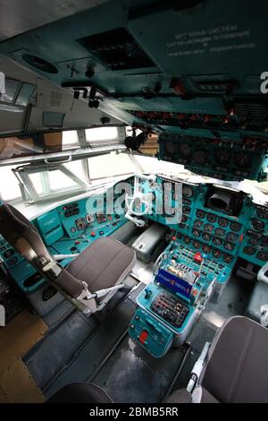 Innenansicht des Cockpits eines alten Iljuschin Il-62 'Classic' Langzeit-Schmalkörper-Jetliners im Zhulyany Staatlichen Luftfahrtmuseum der Ukraine Stockfoto