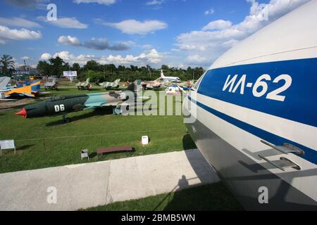 Ansicht eines Jagdflugzeugs der Sukhoi Su-20 (Export-Version Su-17) vor einem Jets Iljuschin Il-62 im staatlichen Luftfahrtmuseum Zhulyany der Ukraine Stockfoto