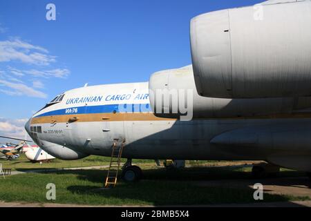 Außenansicht eines Iljuschin Il-76 "Candid" Mehrzweck-Turbofan-strategischen Luftlifter im Zhulyany State Aviation Museum der Ukraine Stockfoto