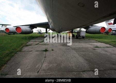 Außenansicht eines Iljuschin Il-86 'Camber' kurz- bis Mittelklasse-Großraum-Jet-Passagierflugzeugs im Zhulyany Staatlichen Luftfahrtmuseum der Ukraine Stockfoto