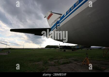 Empennage des Prototyps des Iljuschin Il-86 'Camber' kurz- bis mittelgroßer Großflächenjetliner im staatlichen Luftfahrtmuseum Zhulyany der Ukraine Stockfoto