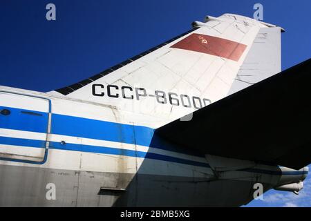 Empennage des Prototyps des Iljuschin Il-86 'Camber' kurz- bis mittelgroßer Großflächenjetliner im staatlichen Luftfahrtmuseum Zhulyany der Ukraine Stockfoto