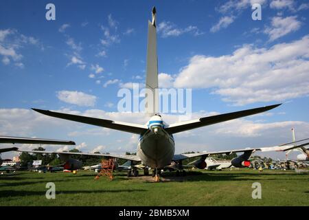 Rückansicht des Prototyps des Iljuschin Il-86 'Camber' kurz- bis mittelgroßer Breitbockjetliner im staatlichen Luftfahrtmuseum Zhulyany der Ukraine Stockfoto